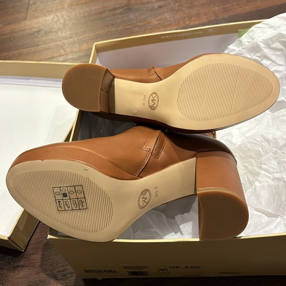 MICHAEL Michael Kors NWT Parker Platform Bootie Leather/ Empire MK Charm. - Picture 6 of 9